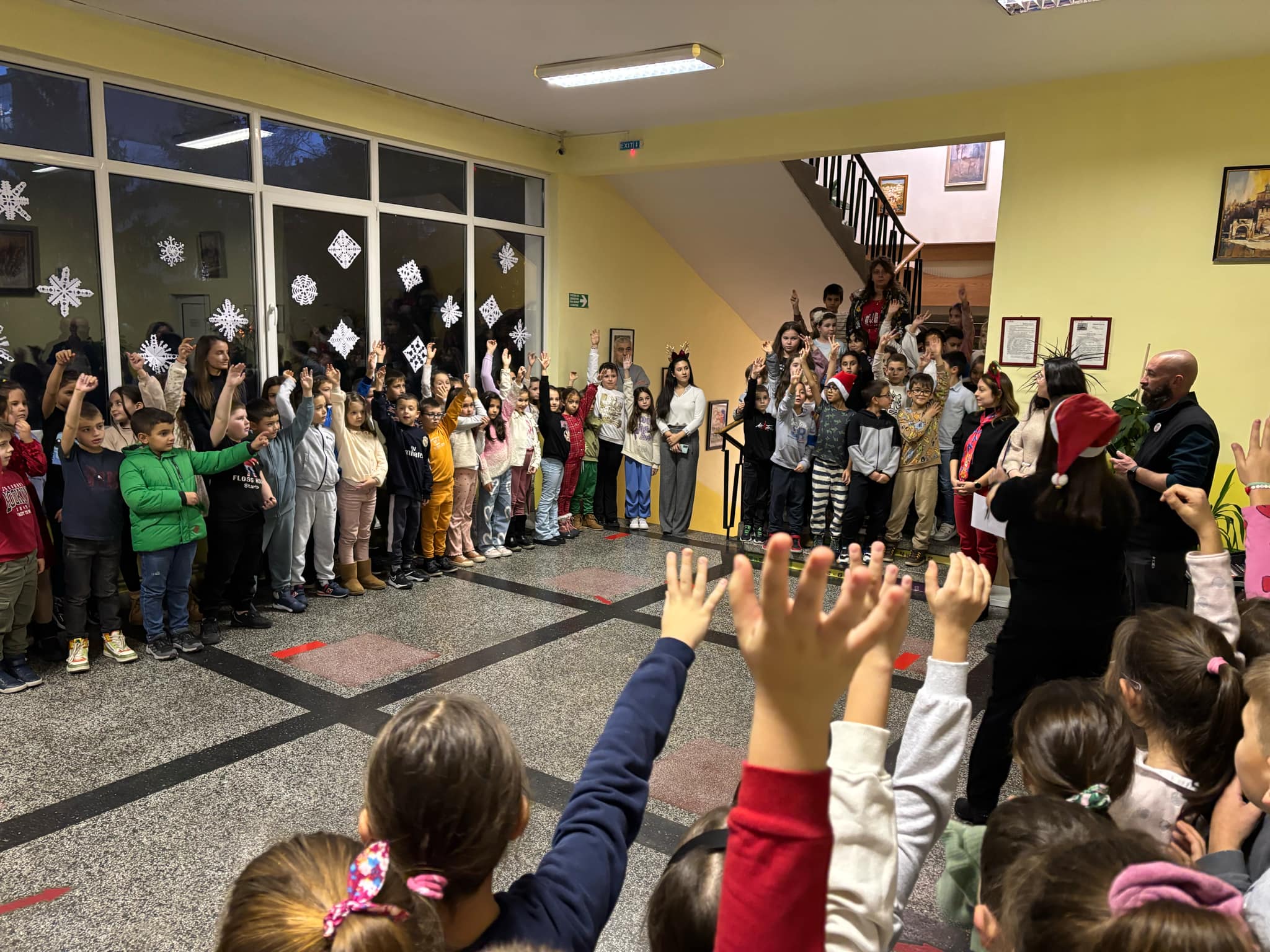 Тържествено бяха запалени светлините на коледната елха в училище