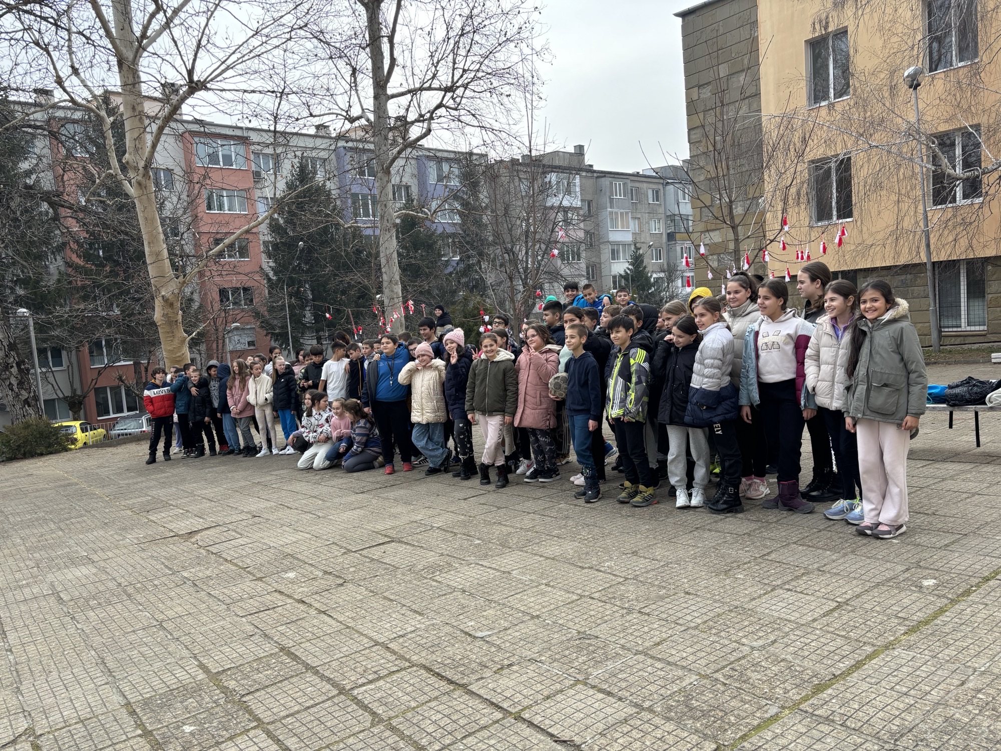 Десетки мартенички украсиха дръвчетата в училищния двор в навечерието на първи март
