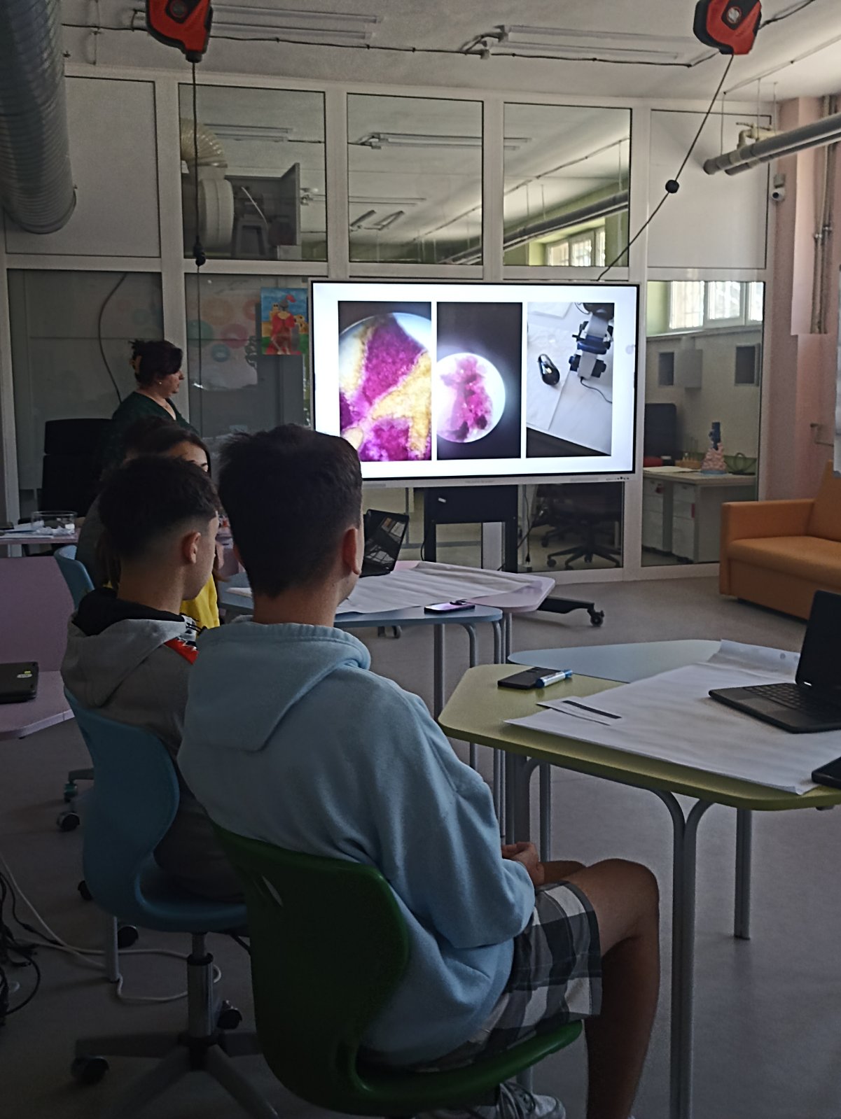 Урок при открити врата на тема „Научният метод в STEM обучението“ в занимания по интереси се проведе в ОУ „Бачо Киро“ в месеца на иновациите
