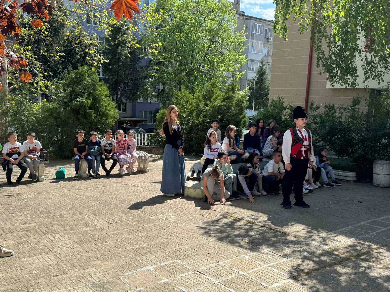 Историята оживява: Ученици преподават на ученици в двора на училището