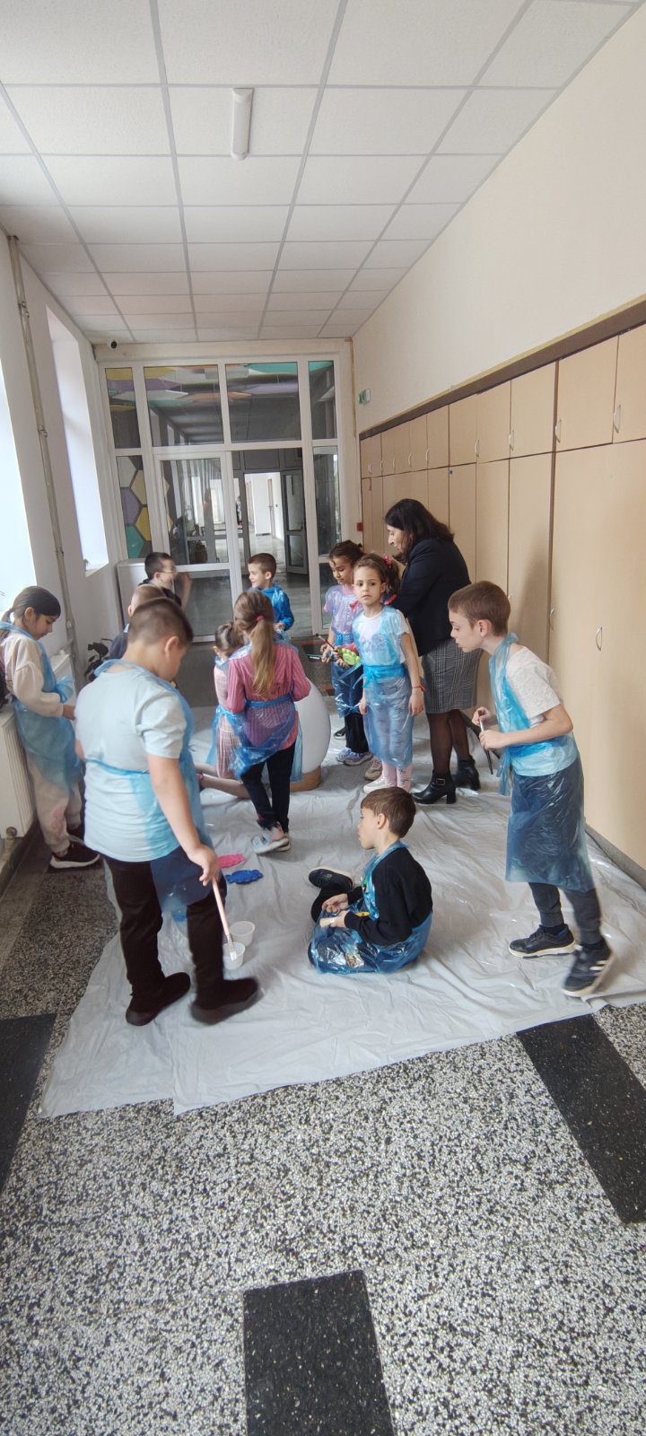 Празнично вдъхновение: Първокласници украсяват Велико Търново за Великден
